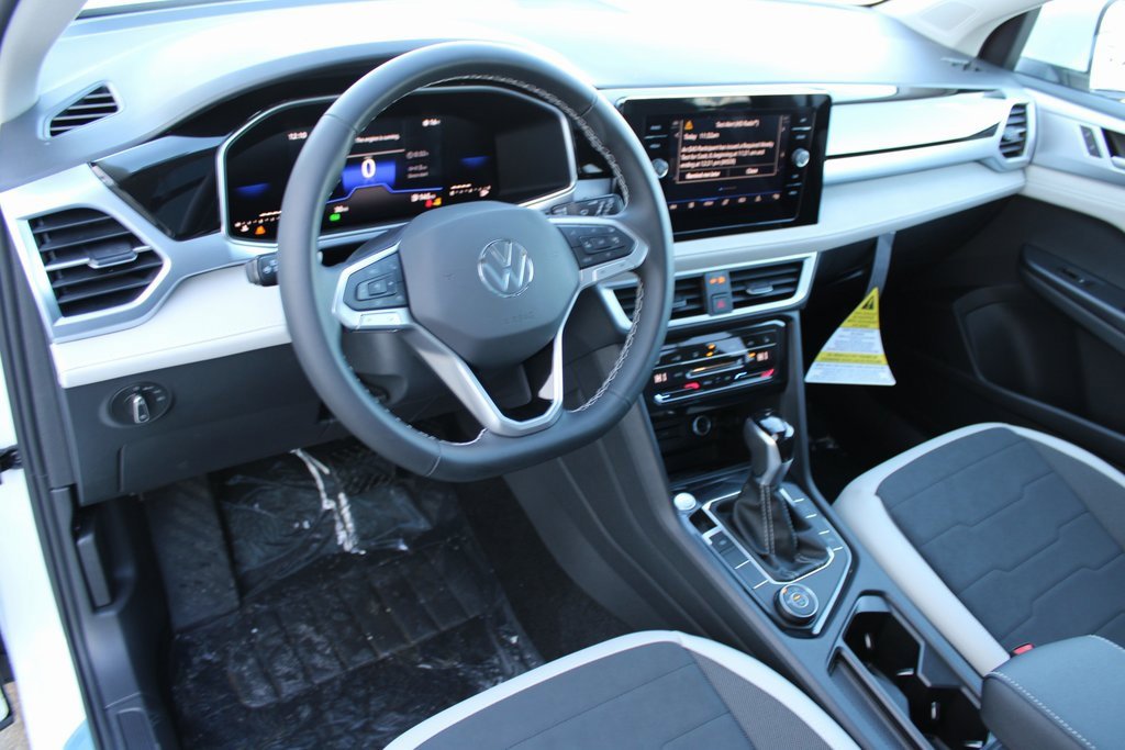 Certified 2025 Volkswagen Taos SE image 9