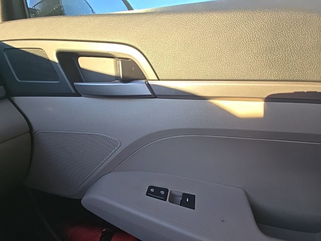 Used 2018 Hyundai Elantra SE w/ Cargo Package image 15