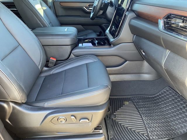 Used 2025 GMC Yukon Denali w/ Advanced Technology Package image 12