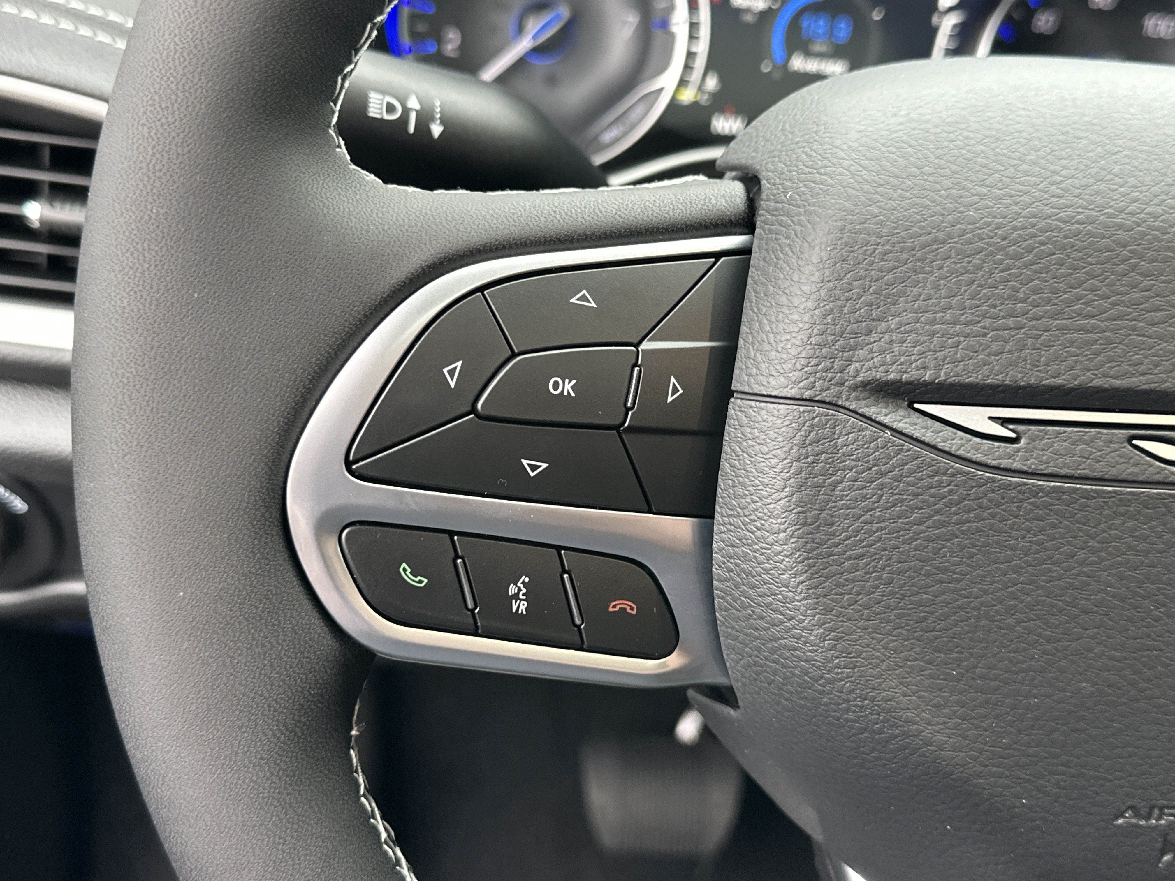 New 2027 Chrysler Pacifica Select w/ Family Tech Group FWD image 9