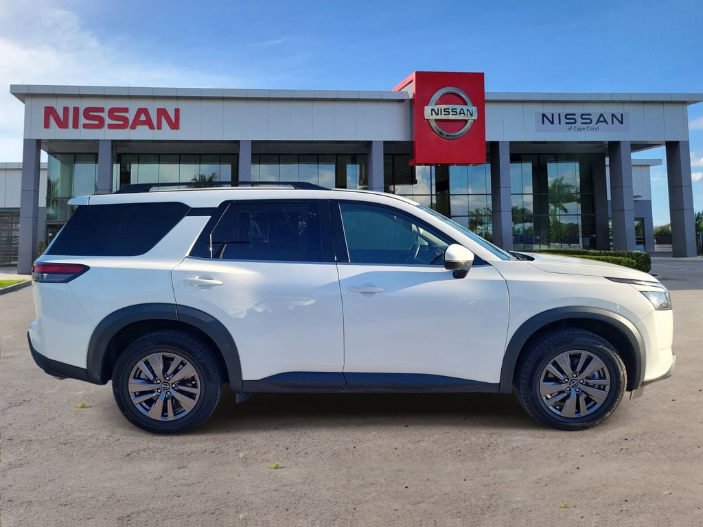Used 2025 Nissan Pathfinder SV FWD image 3