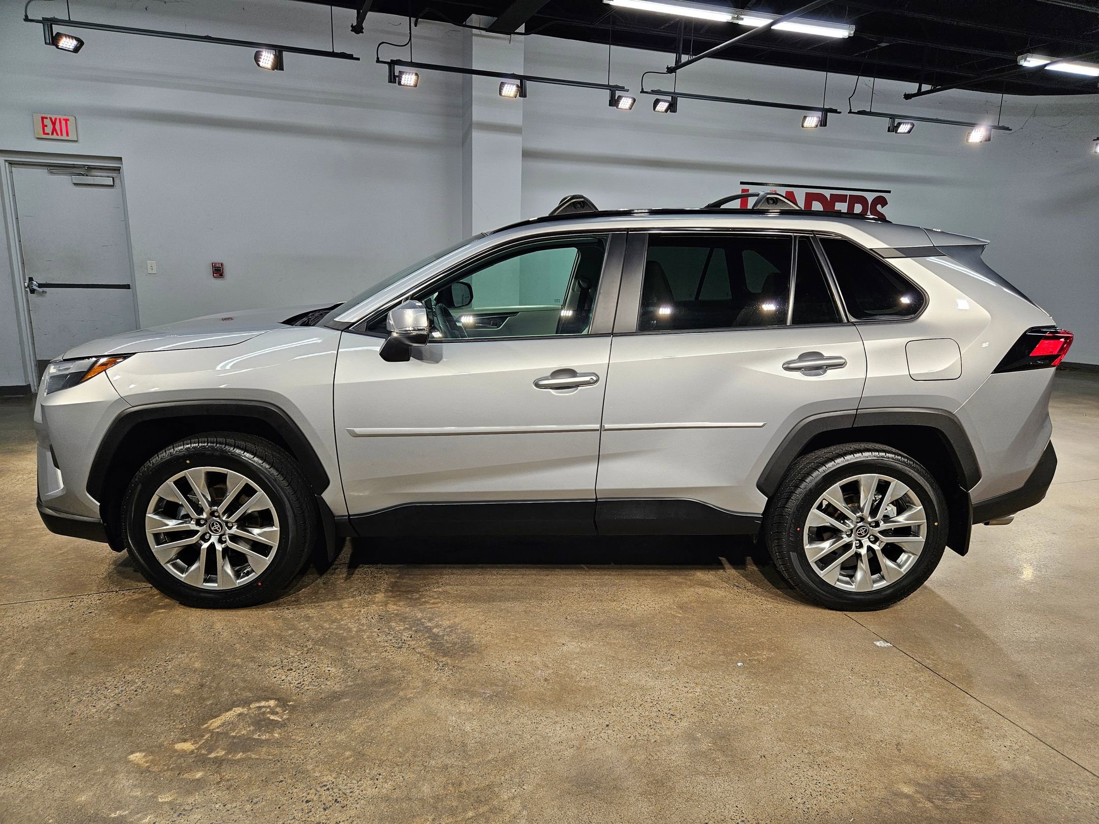 Used 2023 Toyota RAV4 XLE Premium image 4