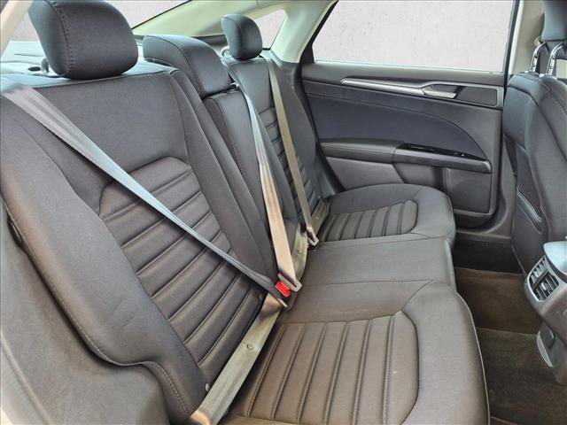 Used 2015 Ford Fusion SE FWD image 18