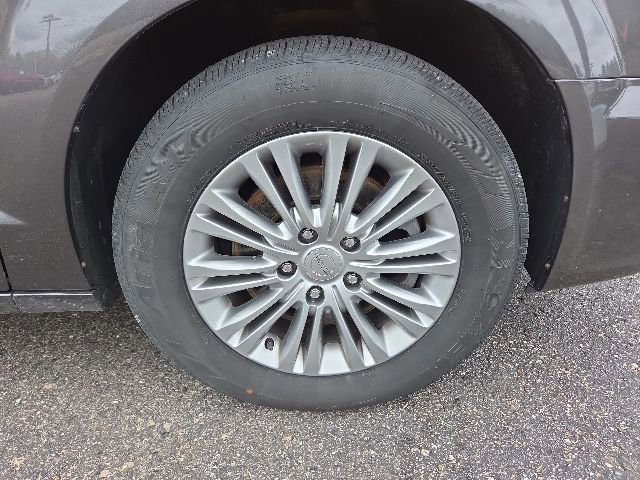 Used 2016 Chrysler Town & Country Touring-L FWD image 63