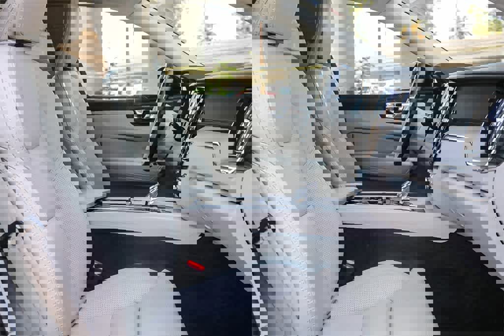 Used 2024 Volvo XC60 B5 Ultimate image 17