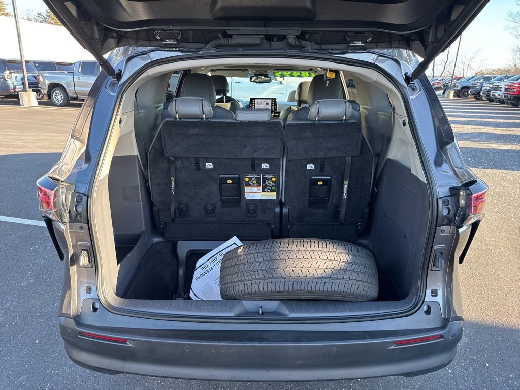 Used 2022 Toyota Sienna XLE image 5