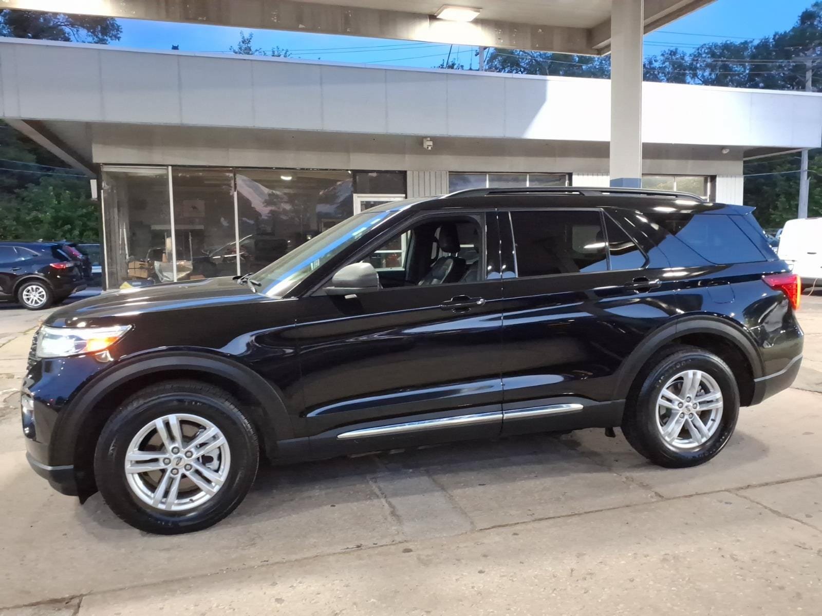 Used 2020 Ford Explorer XLT w/ Equipment Group 202A AWD/4WD image 6