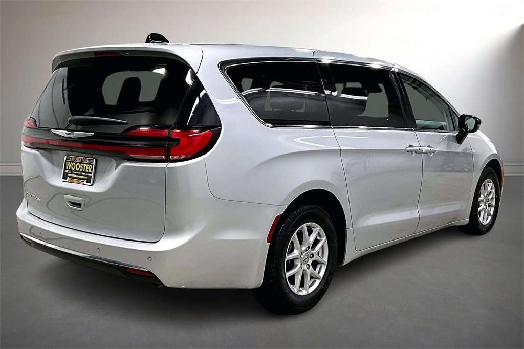 Used 2024 Chrysler Pacifica Touring-L image 5