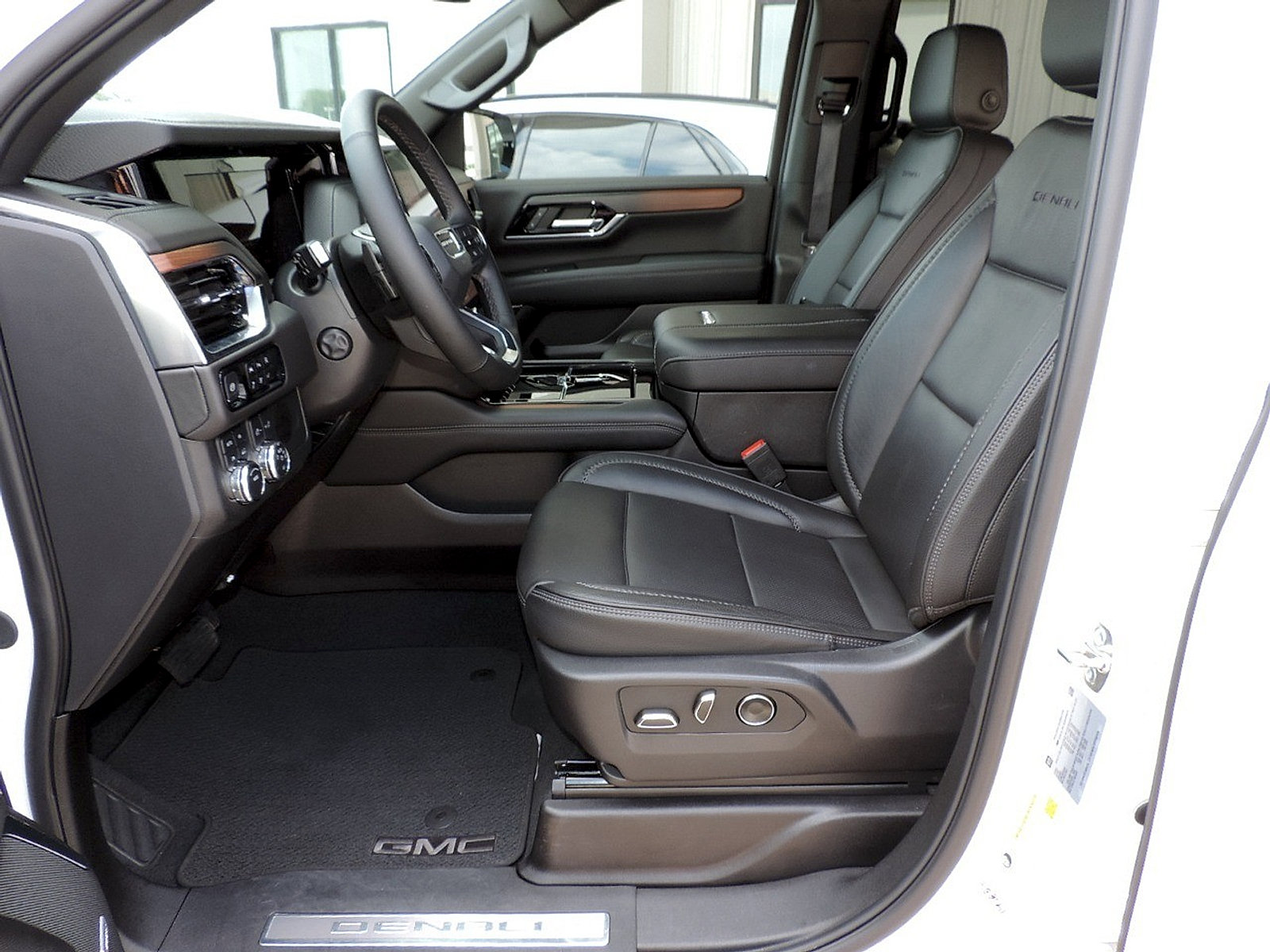 Certified 2025 GMC Yukon XL Denali AWD/4WD image 19