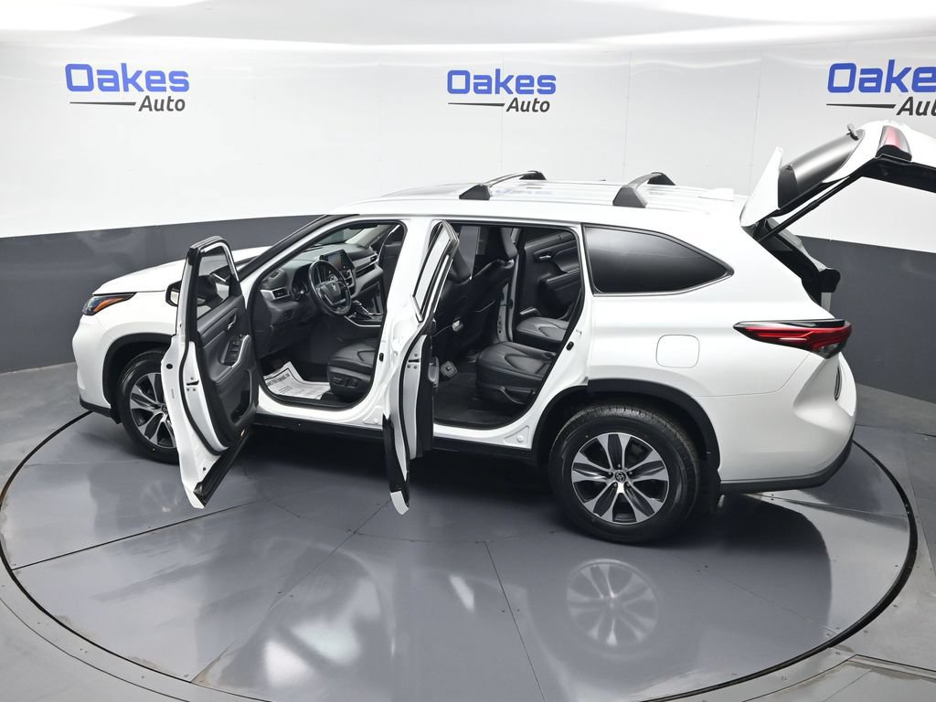 Used 2022 Toyota Highlander XLE AWD/4WD image 60