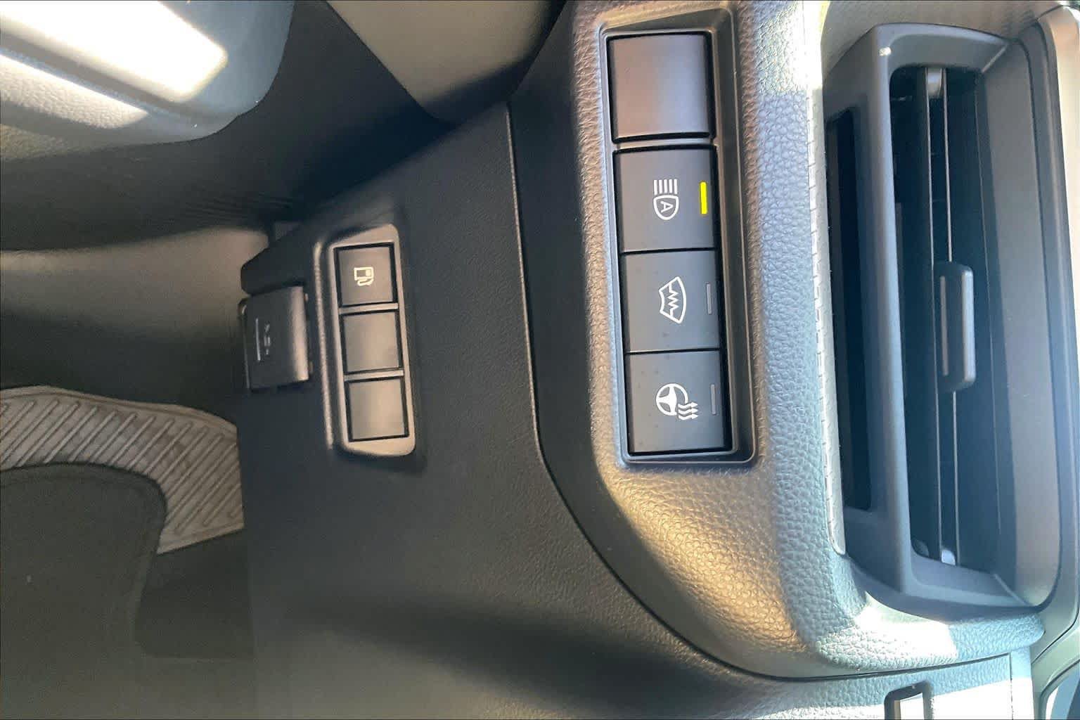 Used 2024 Toyota Prius XLE FWD image 32