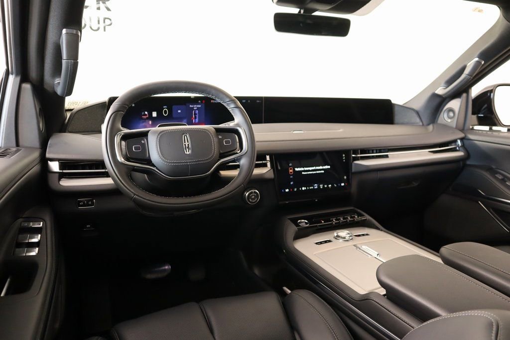 New 2025 Lincoln Navigator Reserve w/ Jet Appearance Package image 2