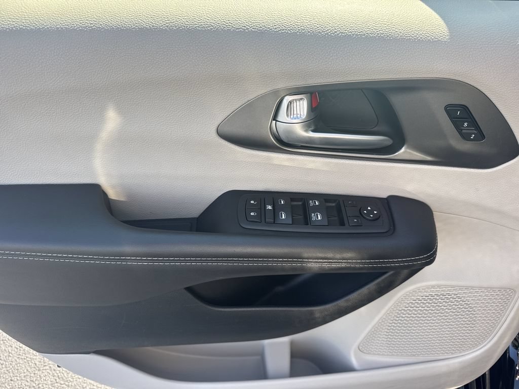 Used 2024 Chrysler Pacifica Touring-L FWD image 10