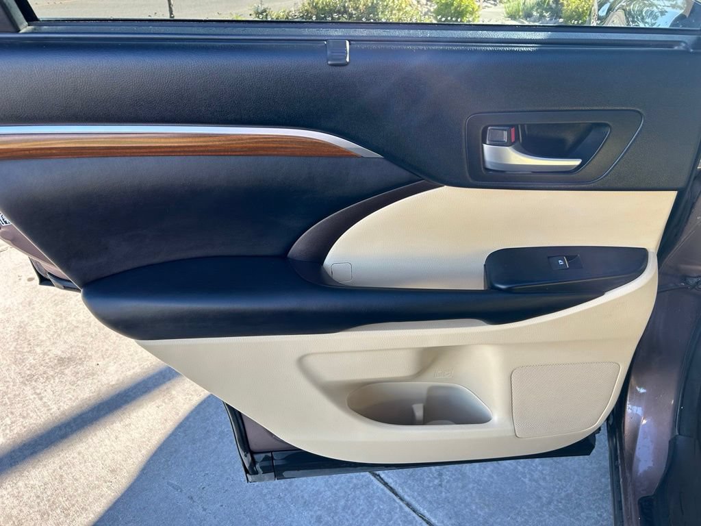 Used 2017 Toyota Highlander Limited Platinum AWD/4WD image 26