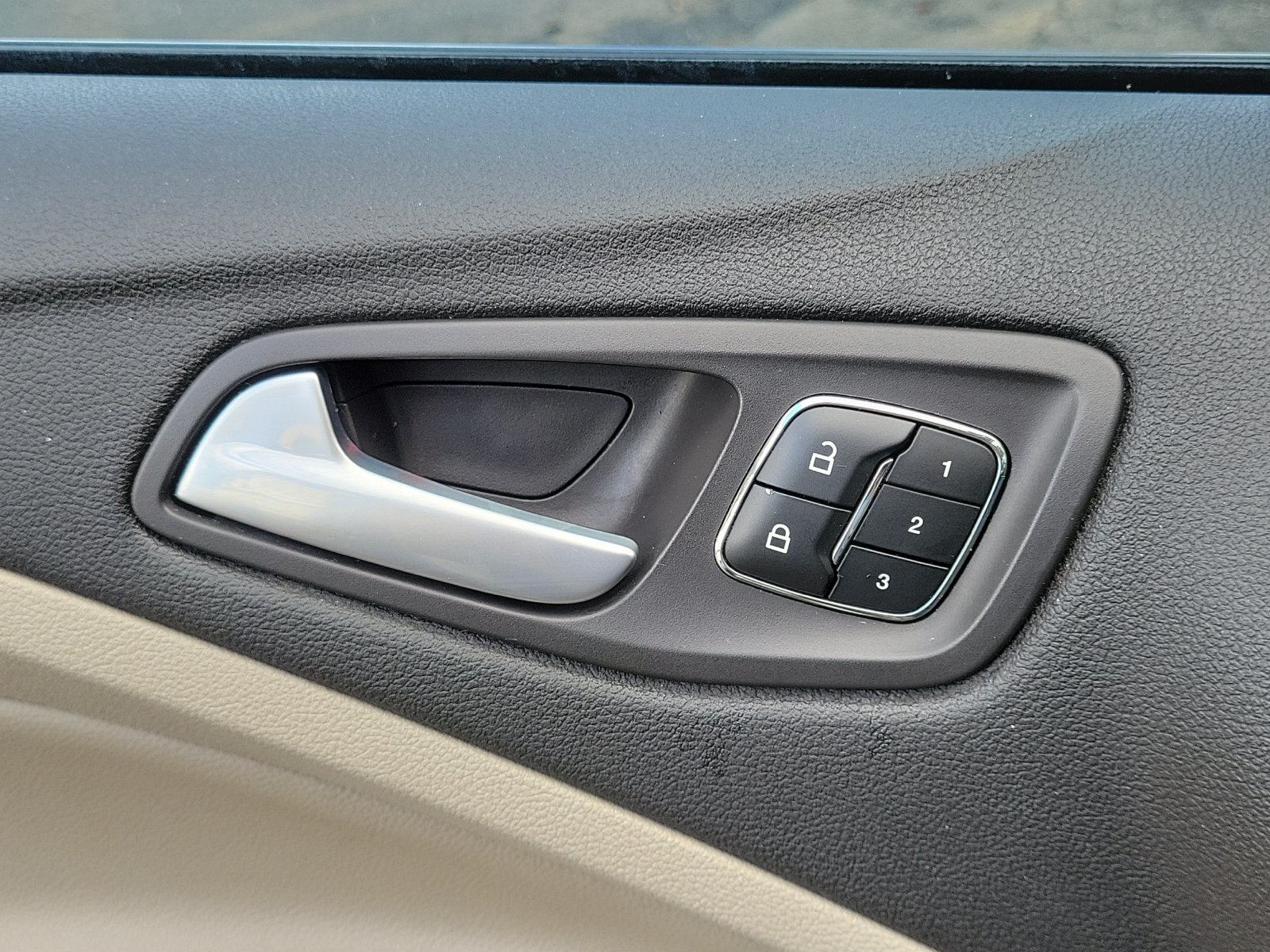 Used 2014 Ford Escape Titanium FWD image 16