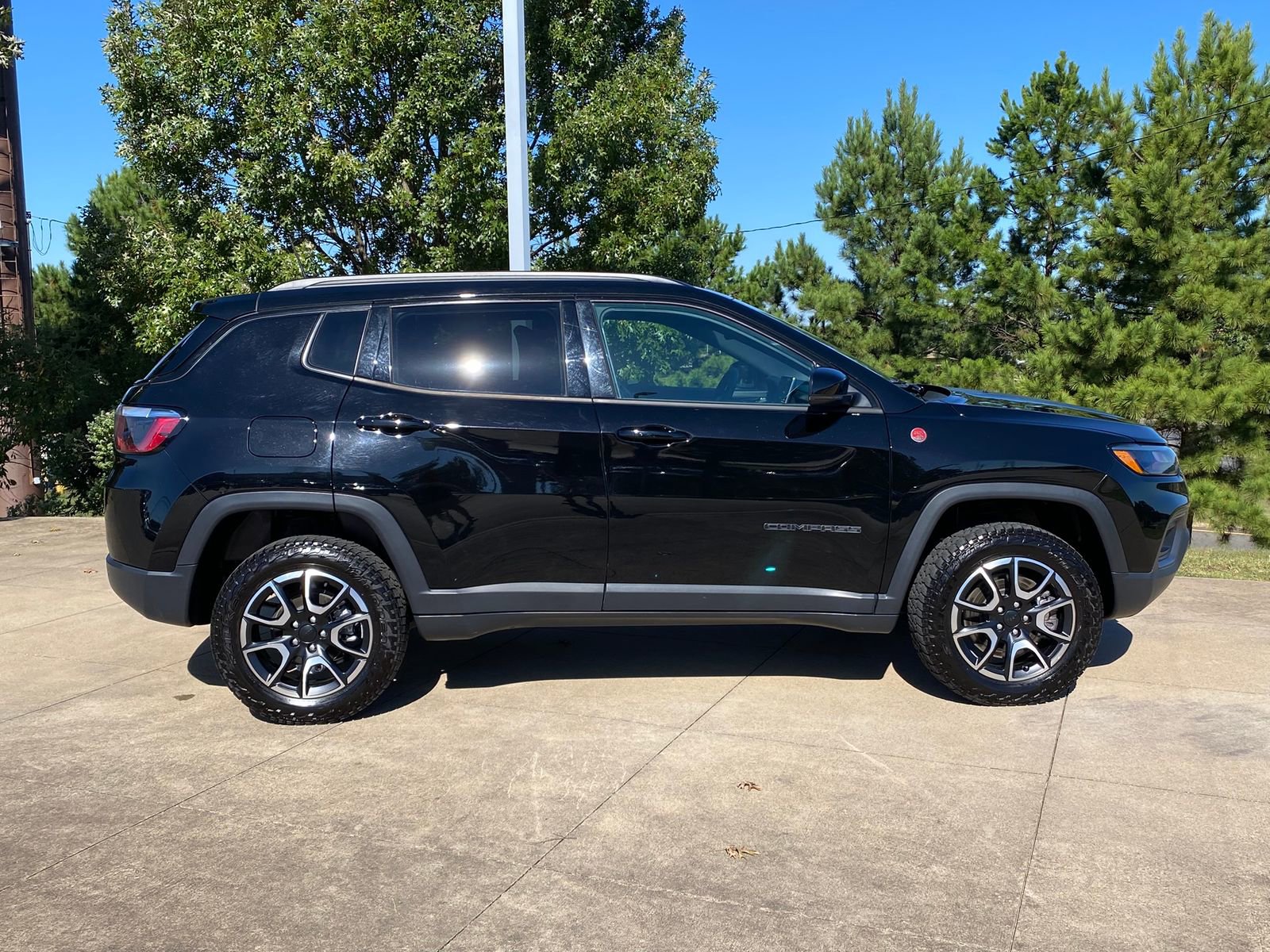 Used 2024 Jeep Compass Trailhawk image 7