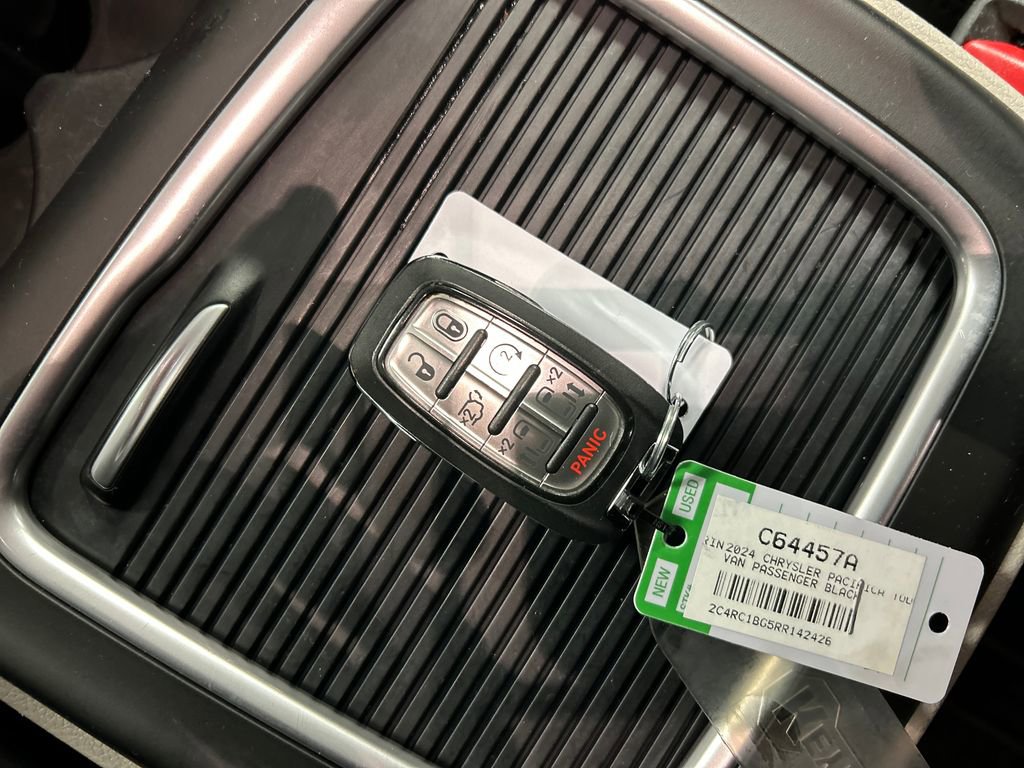 Used 2024 Chrysler Pacifica Touring-L FWD image 22