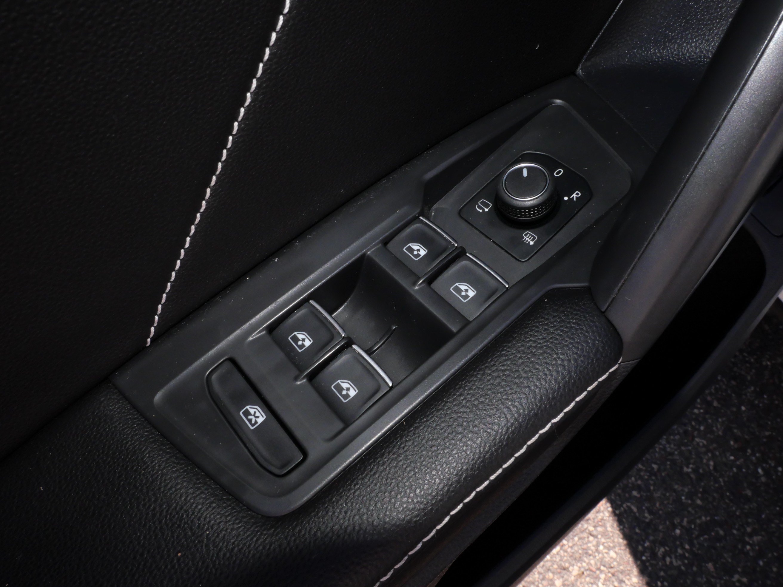 Used 2022 Volkswagen Tiguan SEL R-Line AWD/4WD image 19