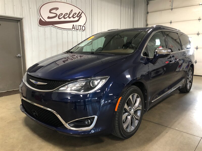 Used 2018 Chrysler Pacifica Limited w/ Tire & Wheel Group FWD image 2