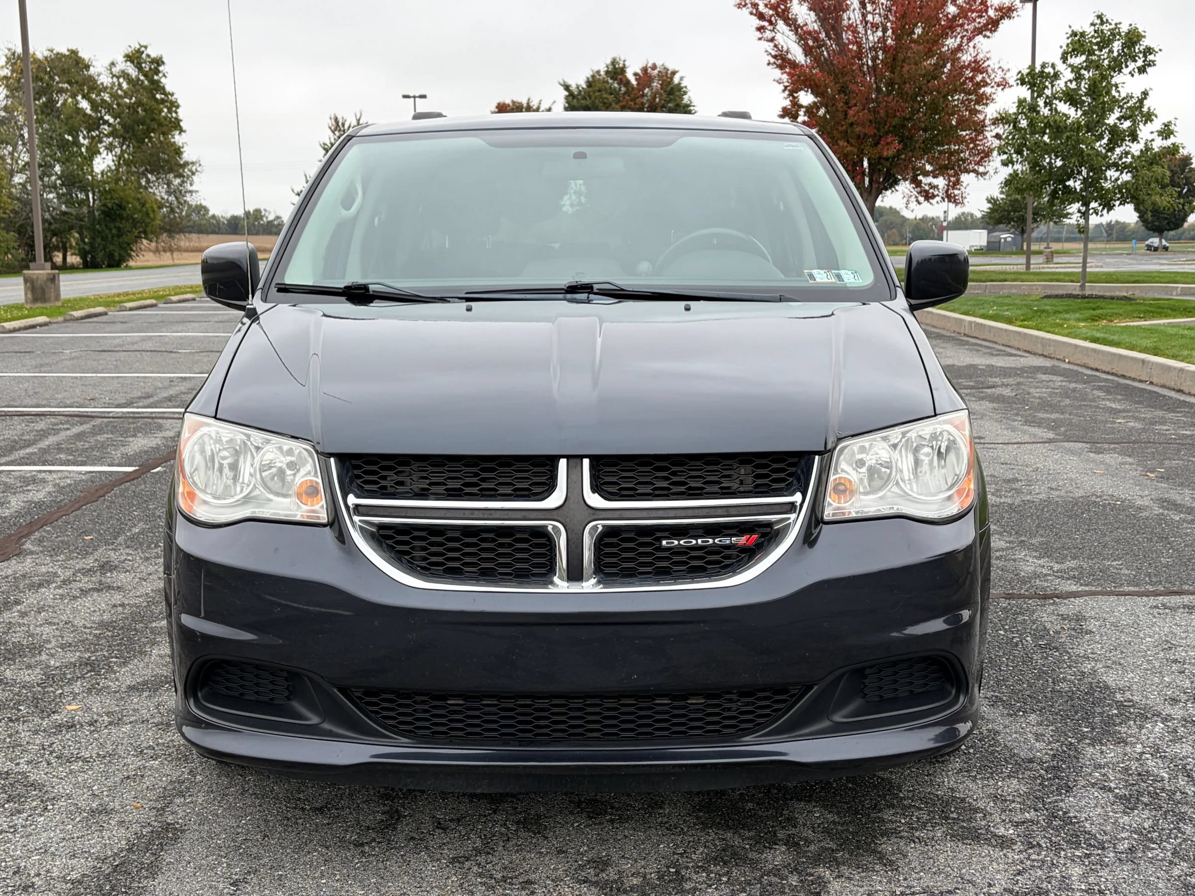 Used 2013 Dodge Grand Caravan SXT w/ Rear Park Assist Pkg FWD image 3