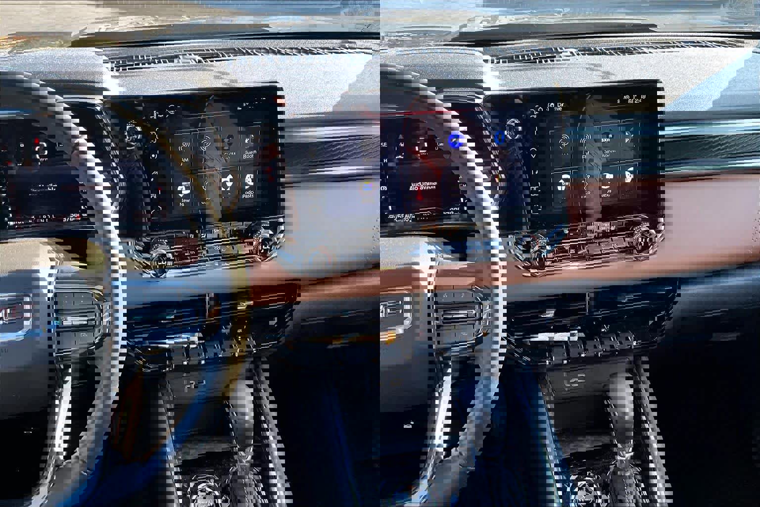 Used 2023 GMC Canyon AT4 w/ Technology Package image 9