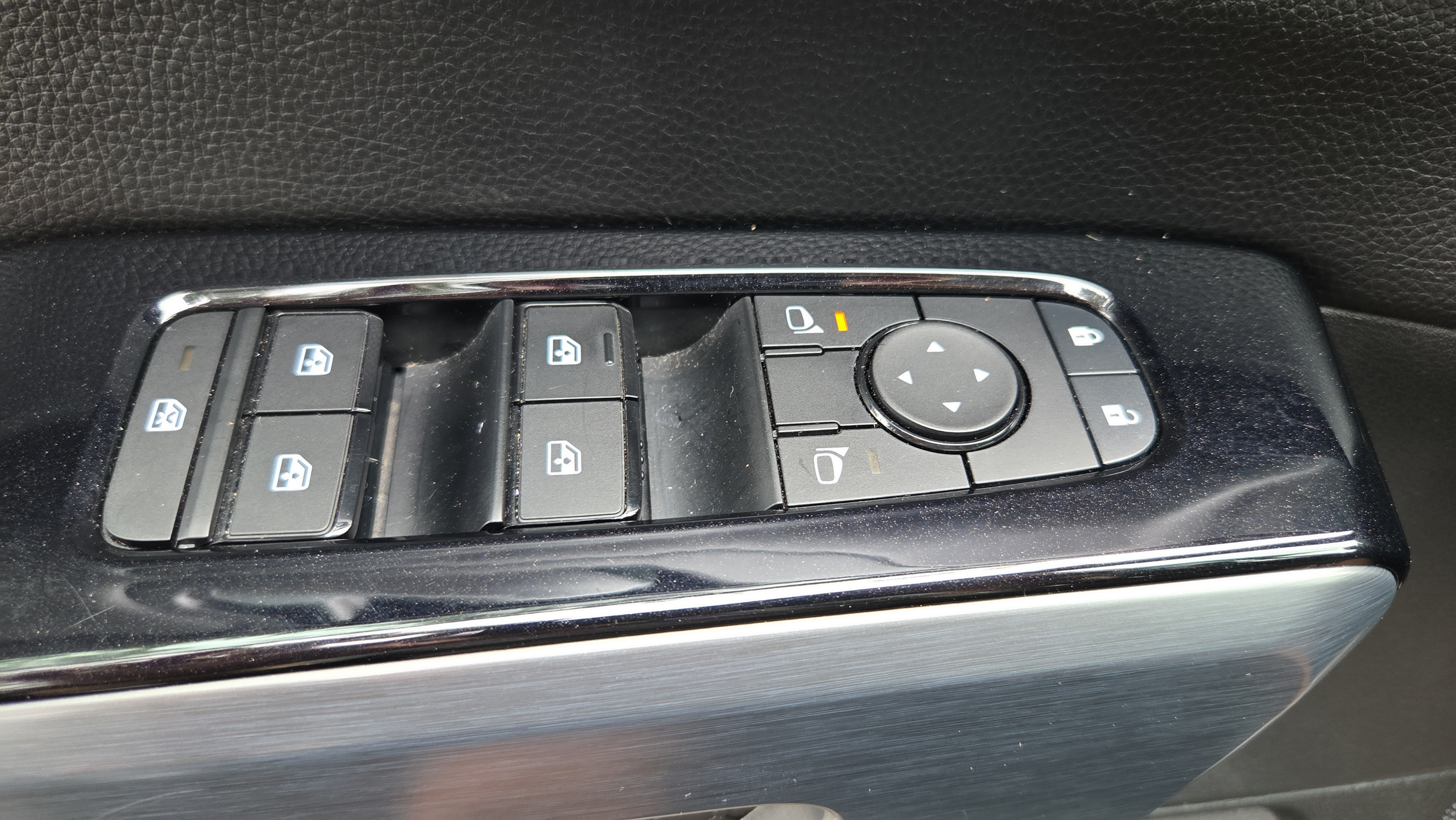 Used 2025 Nissan Pathfinder SL AWD/4WD image 34