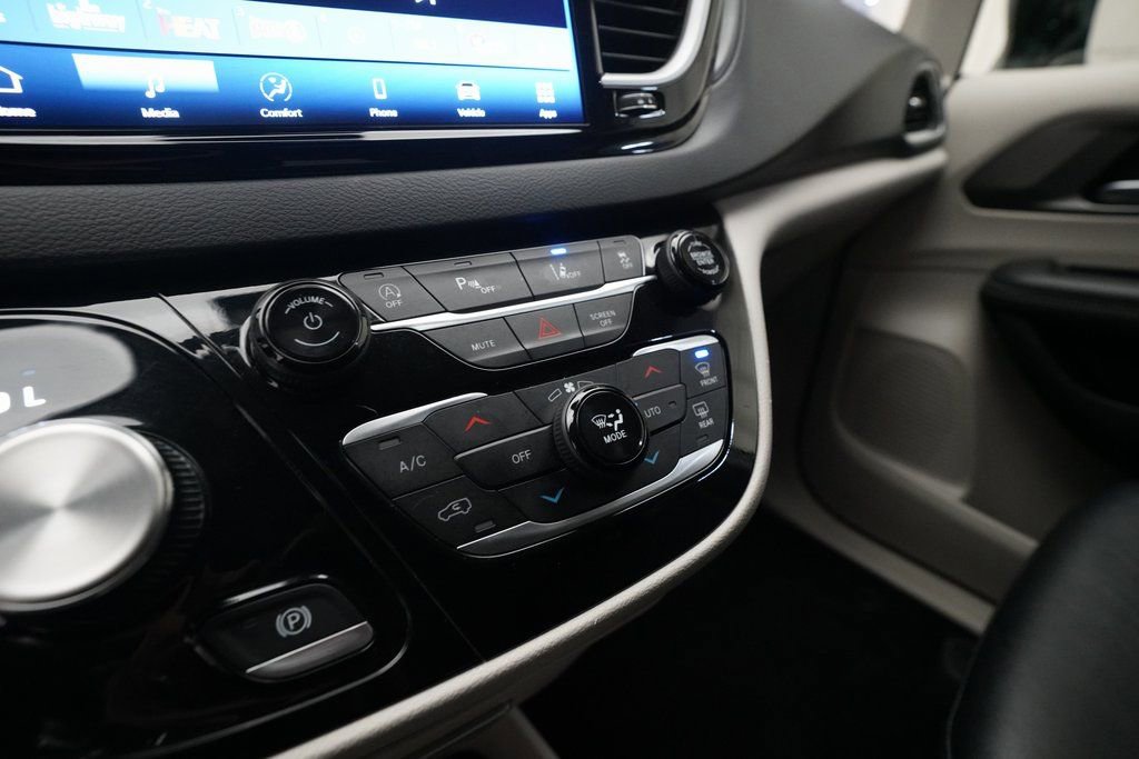 Used 2024 Chrysler Pacifica Touring-L image 21