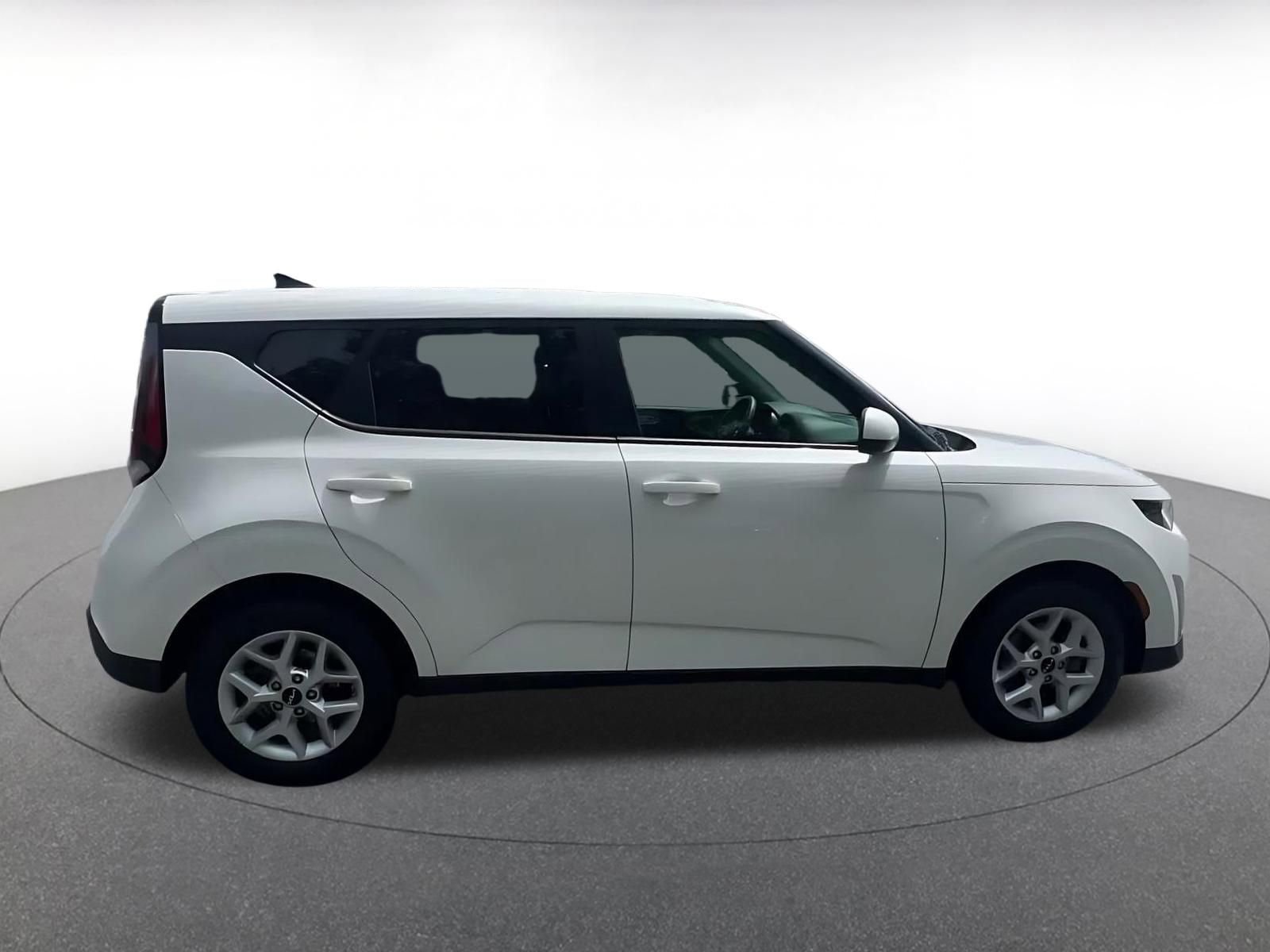 Used 2025 Kia Soul LX w/ LX Technology Package FWD image 16