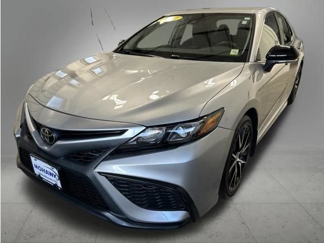 Used 2021 Toyota Camry SE w/ Cold Weather Package AWD/4WD image 1