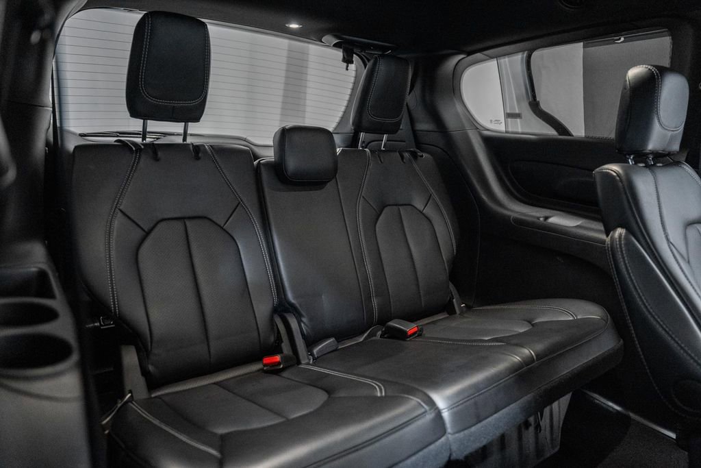 Used 2025 Chrysler Pacifica Select image 35
