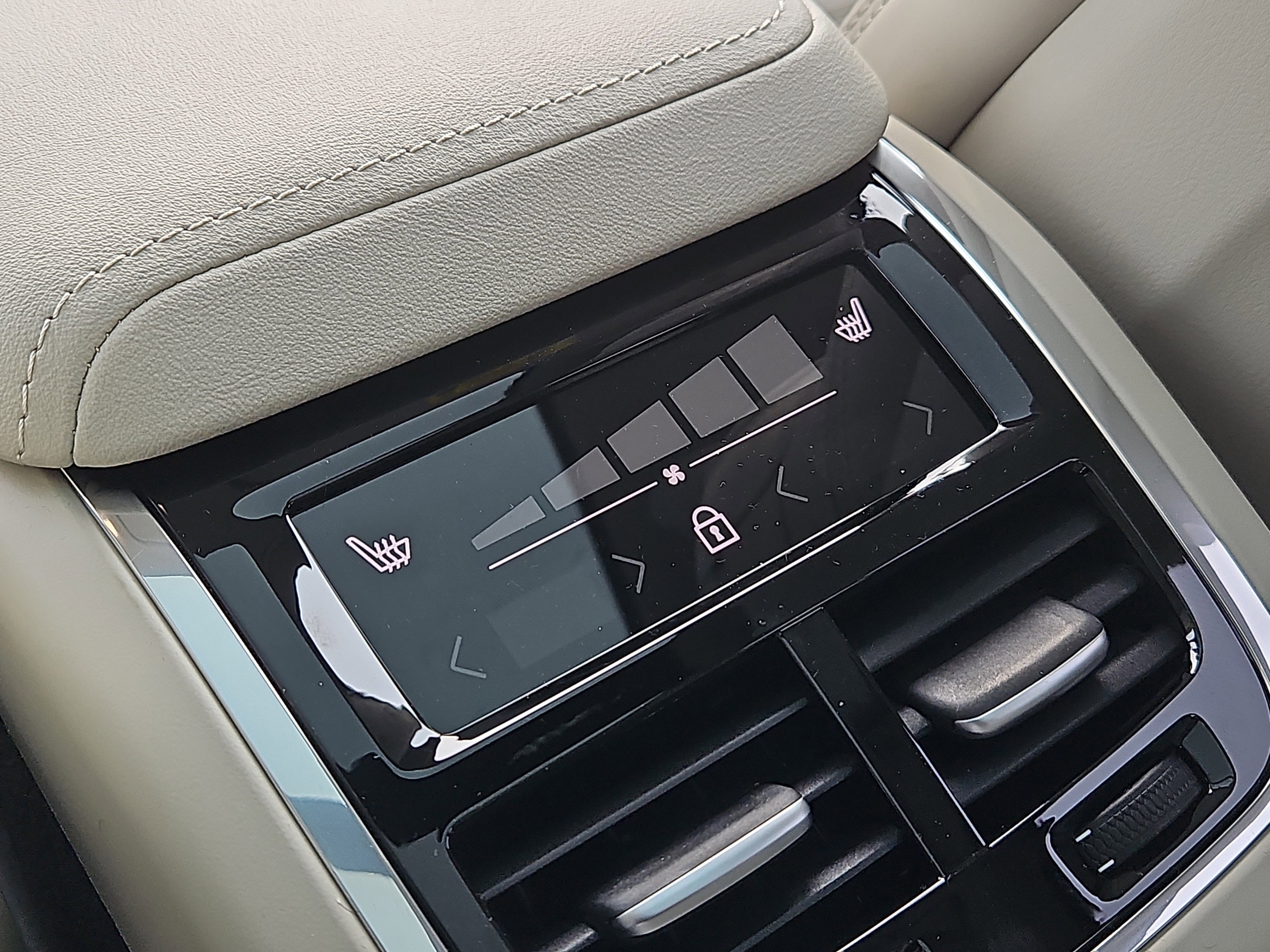 New 2026 Volvo XC60 B5 Ultra w/ Protection Package Premier image 13