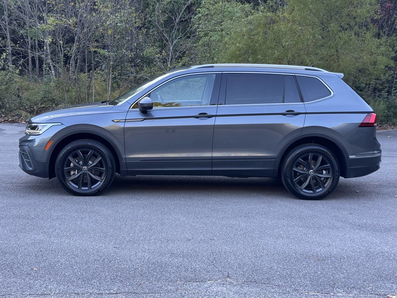 Used 2024 Volkswagen Tiguan SE image 2