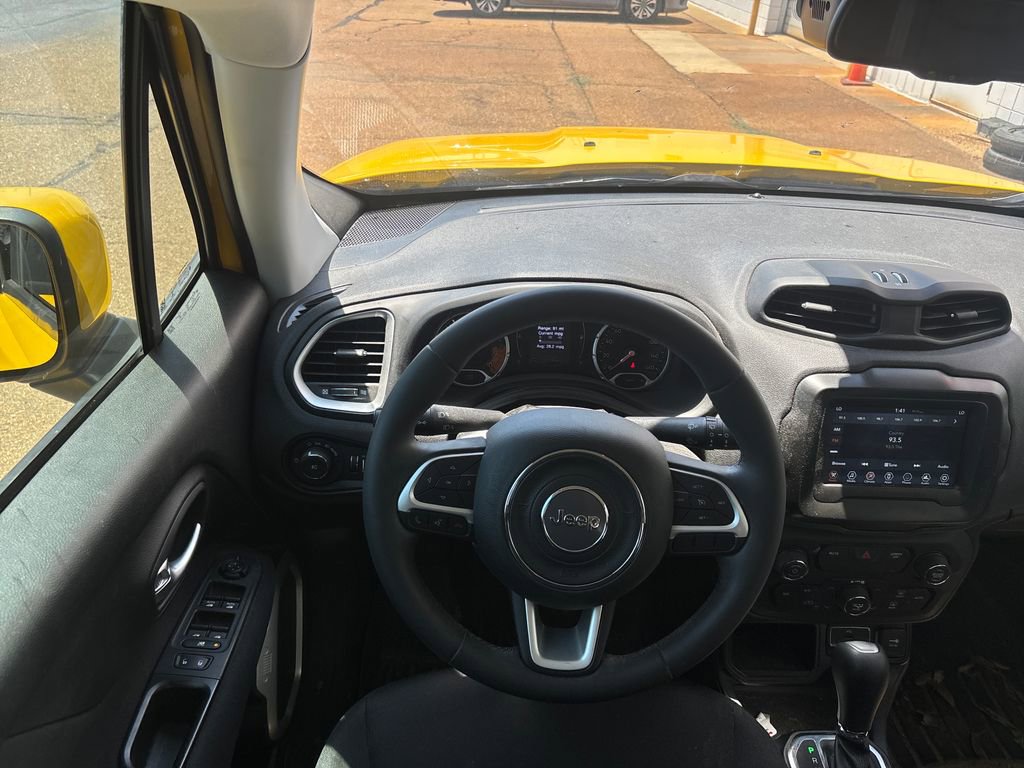 Used 2018 Jeep Renegade Latitude w/ Popular Equipment Group FWD image 3