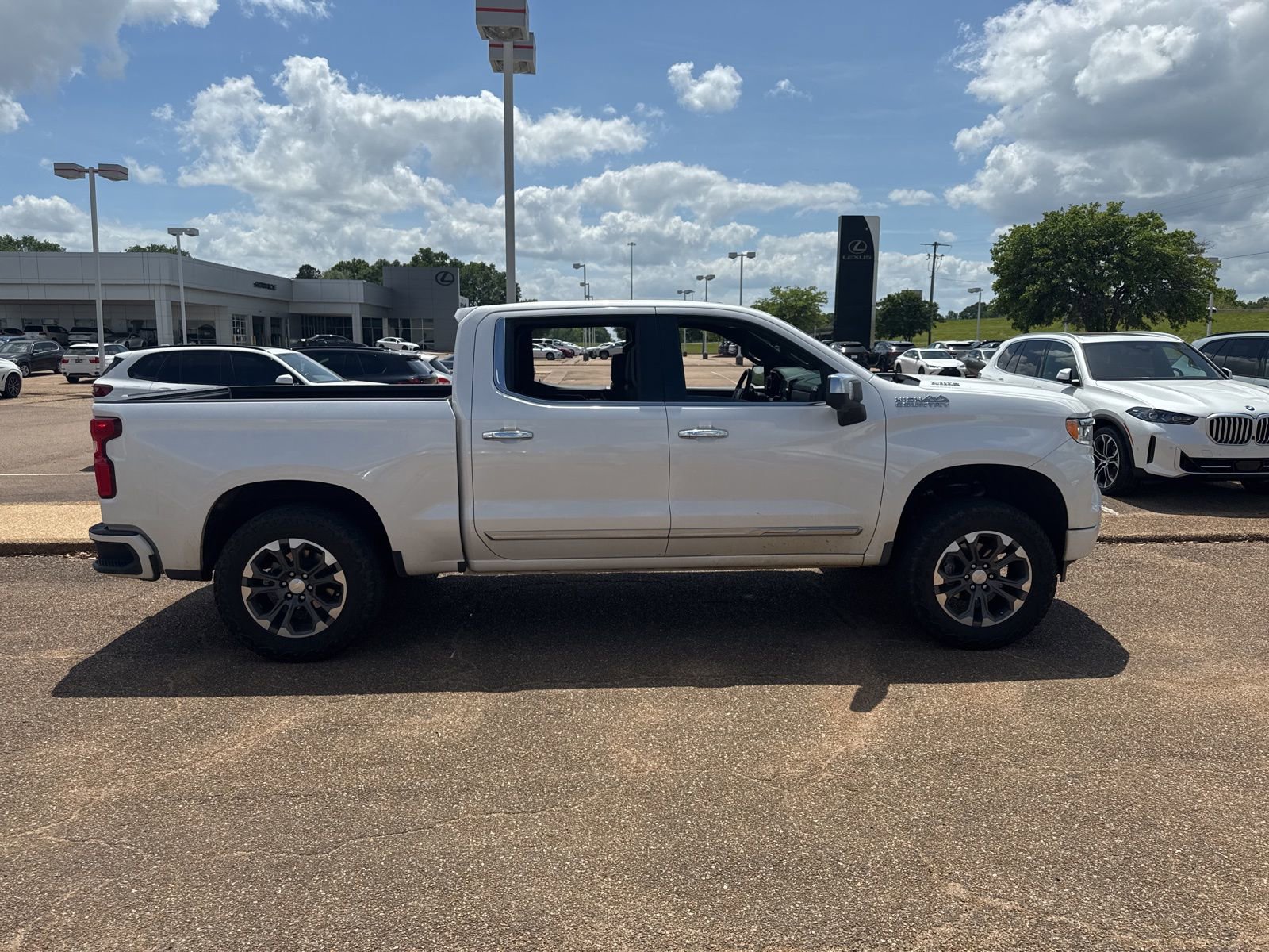 Used 2023 Chevrolet Silverado 1500 High Country w/ Technology Package AWD/4WD image 4
