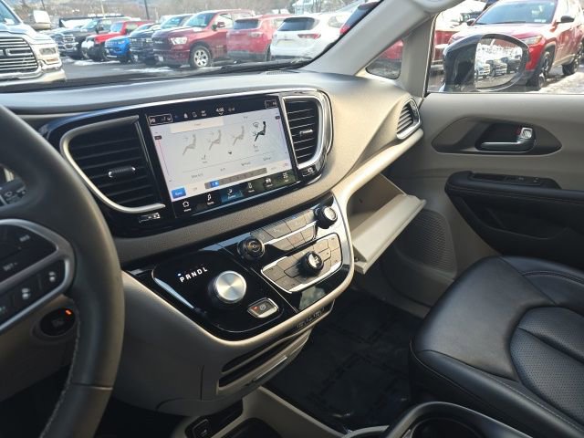 Certified 2024 Chrysler Pacifica Touring-L image 24