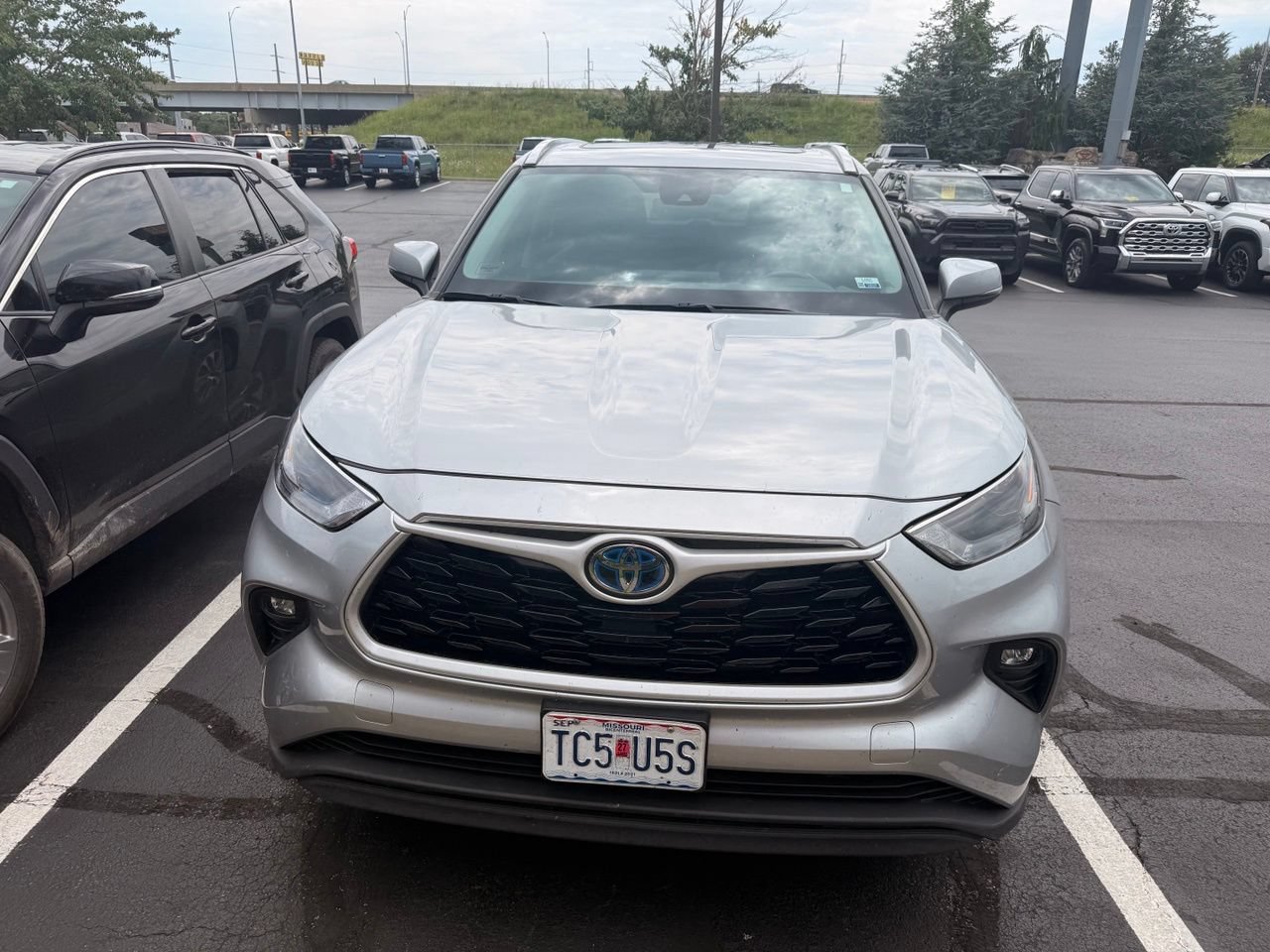 Used 2023 Toyota Highlander XLE AWD/4WD image 2