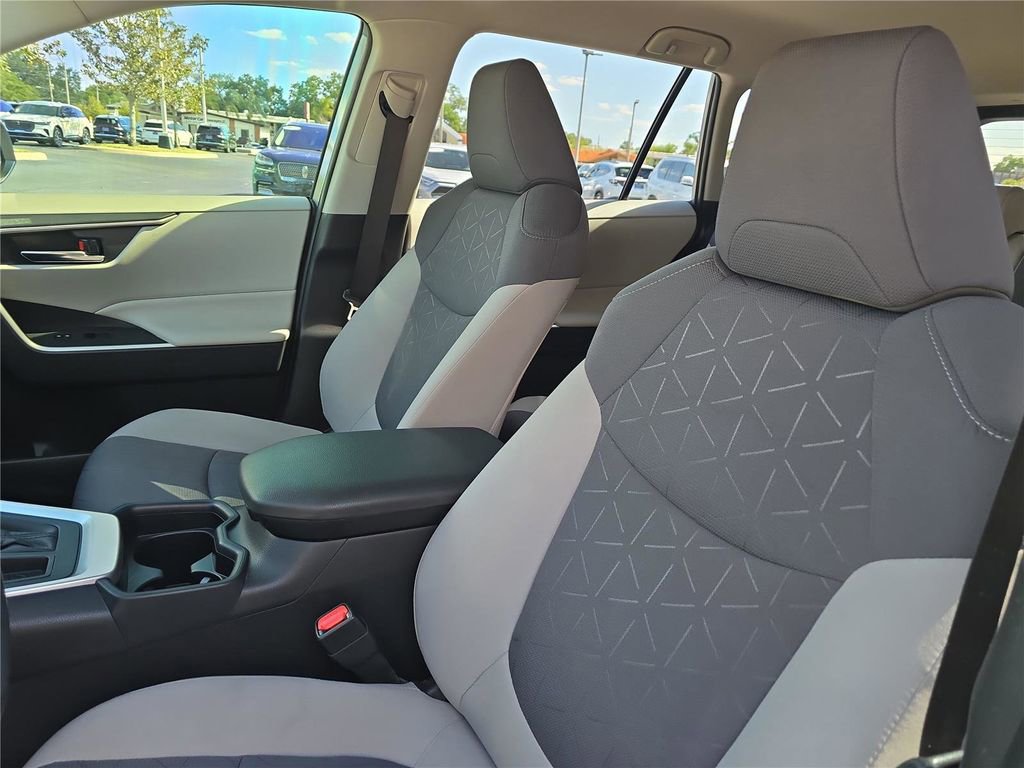 Used 2021 Toyota RAV4 XLE image 16