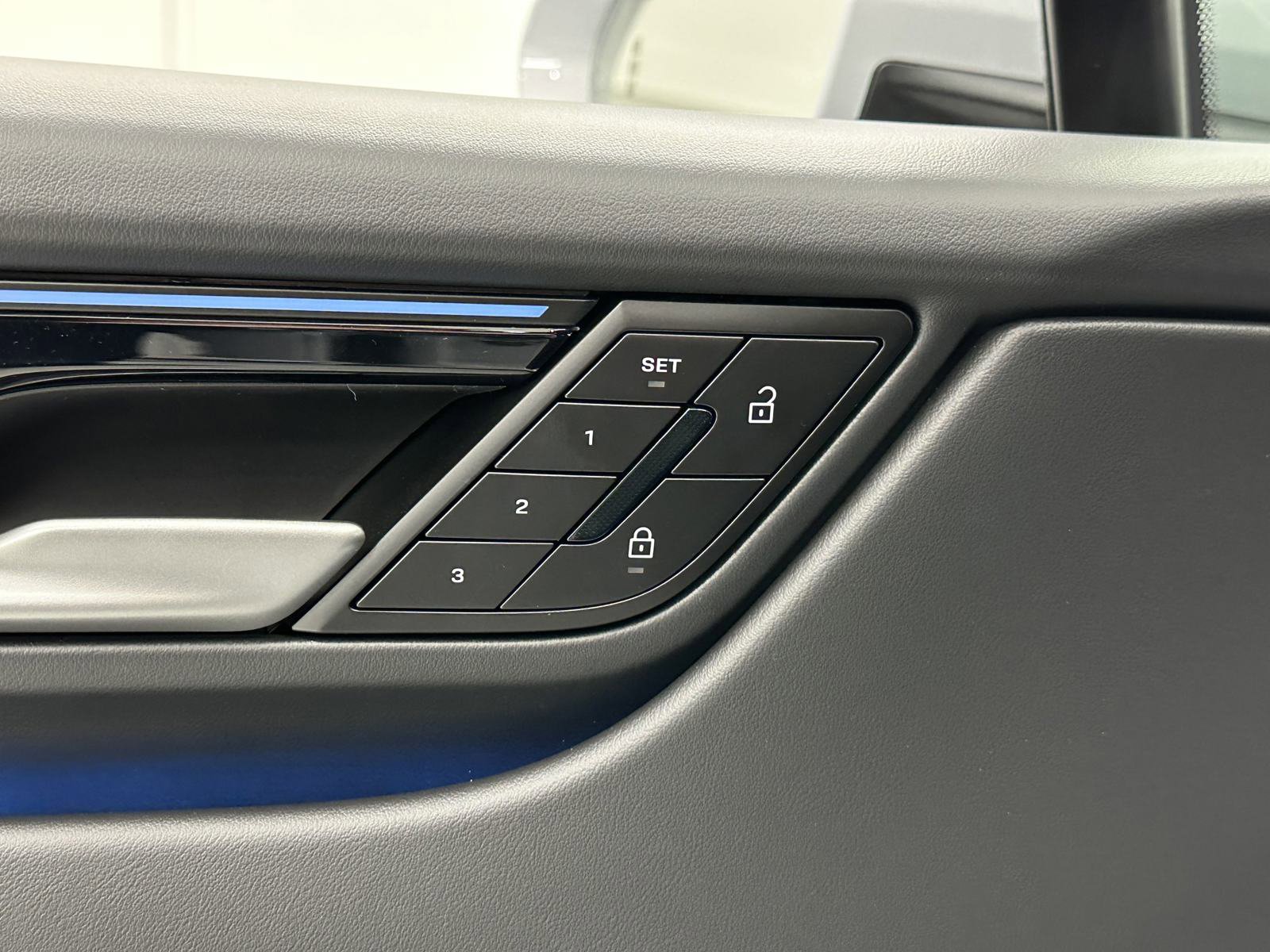 Certified 2025 Porsche Macan Electric image 30