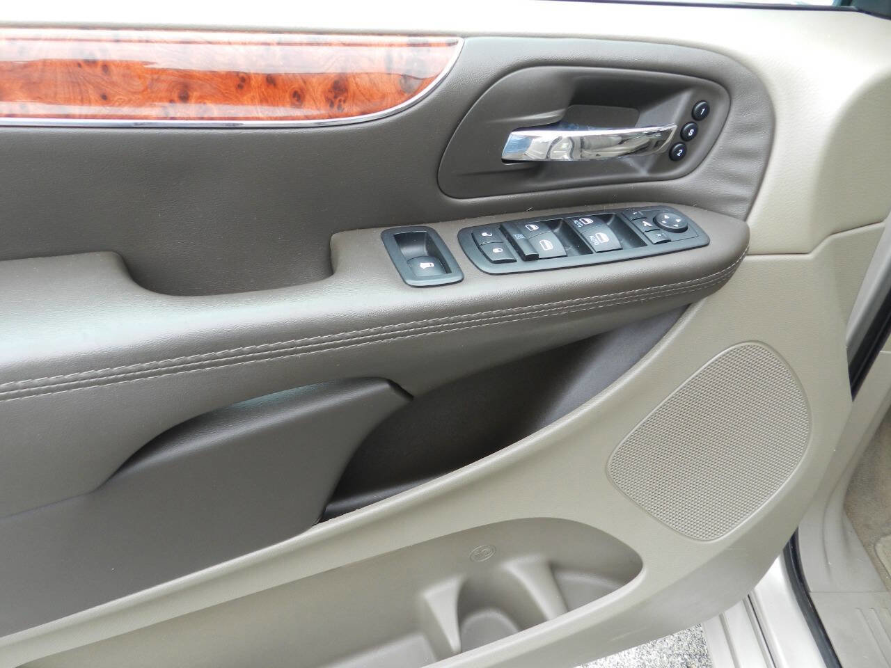 Used 2014 Chrysler Town & Country Limited w/ Luxury Group image 17