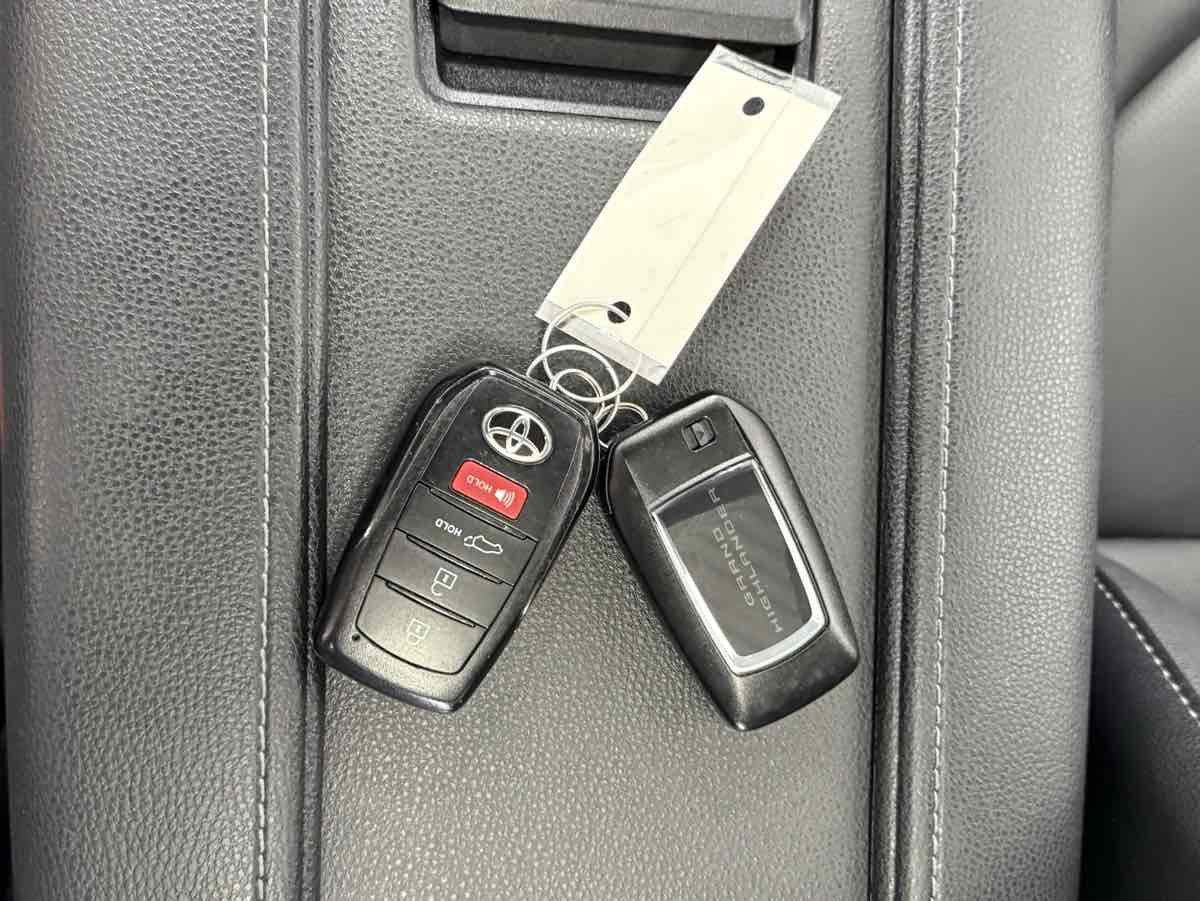 Used 2024 Toyota Grand Highlander Limited image 39