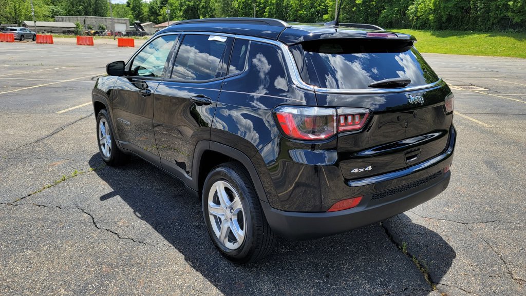 Used 2024 Jeep Compass Latitude AWD/4WD image 9