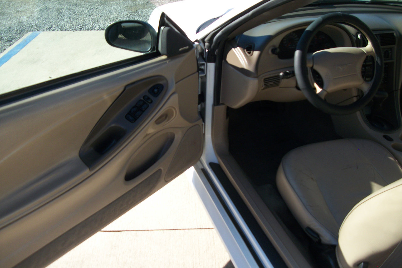 Used 2004 Ford Mustang Deluxe Convertible image 2