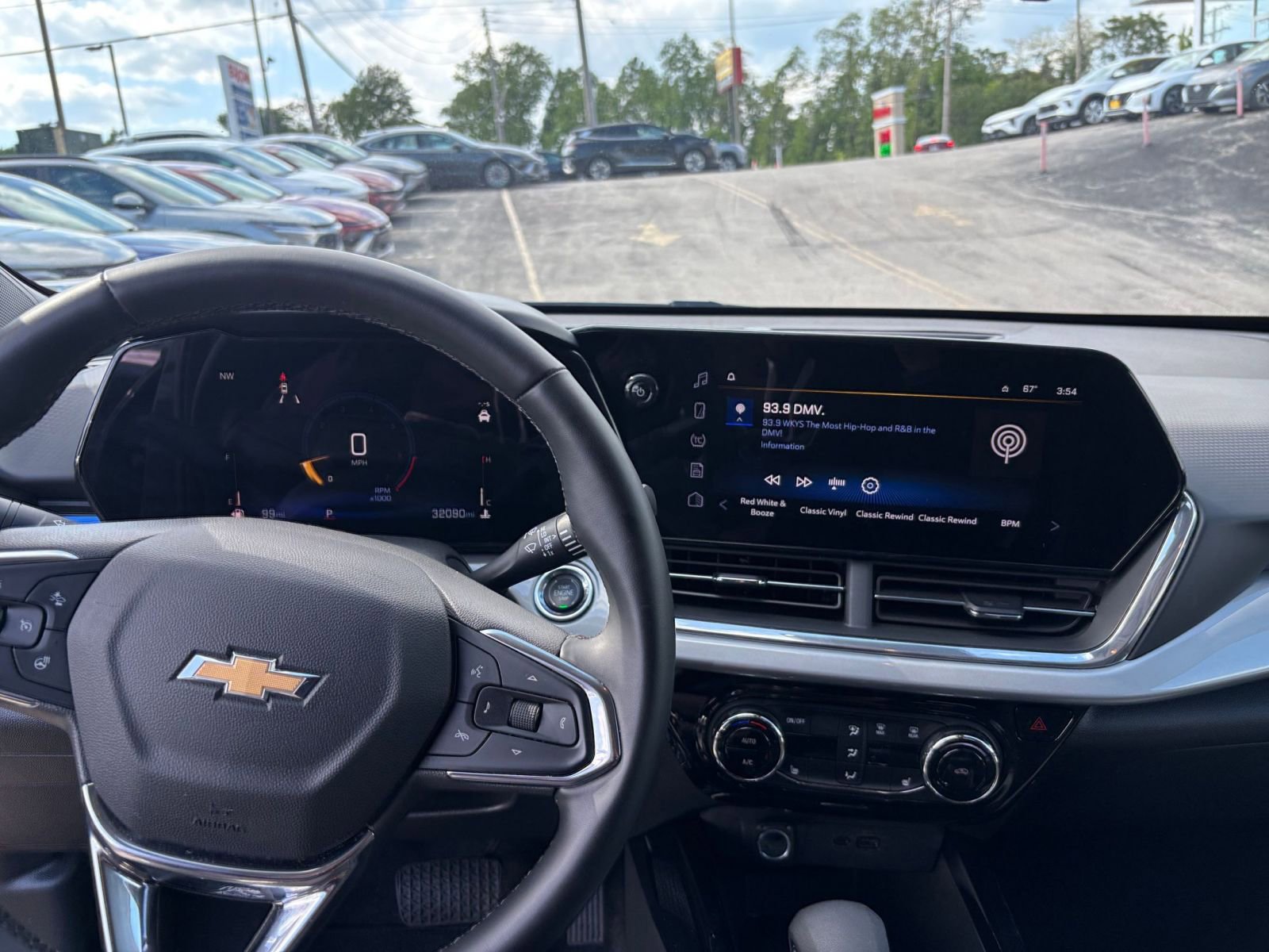 Used 2025 Chevrolet Trax LT w/ LT Convenience Package FWD image 17