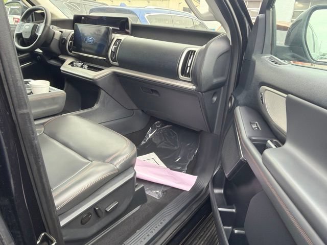 Used 2025 Ford Expedition Active AWD/4WD image 38