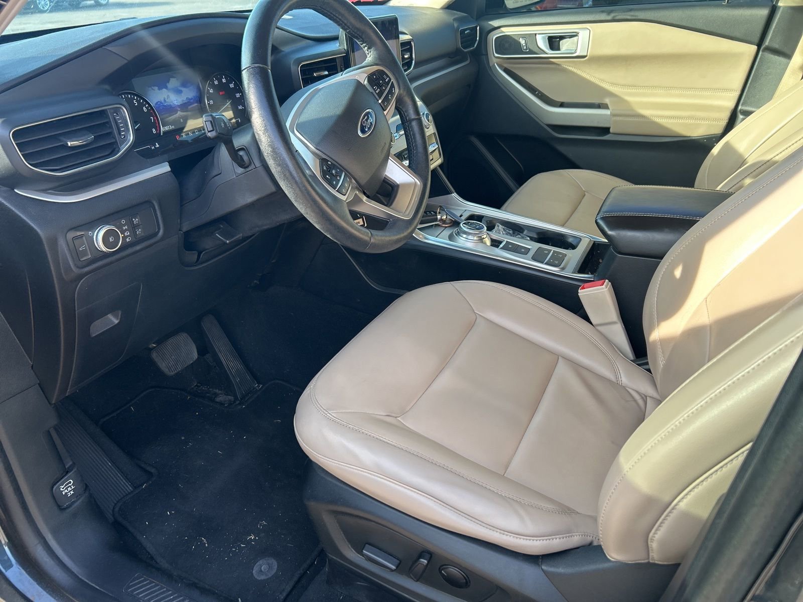 Used 2022 Ford Explorer XLT w/ Equipment Group 202A image 10