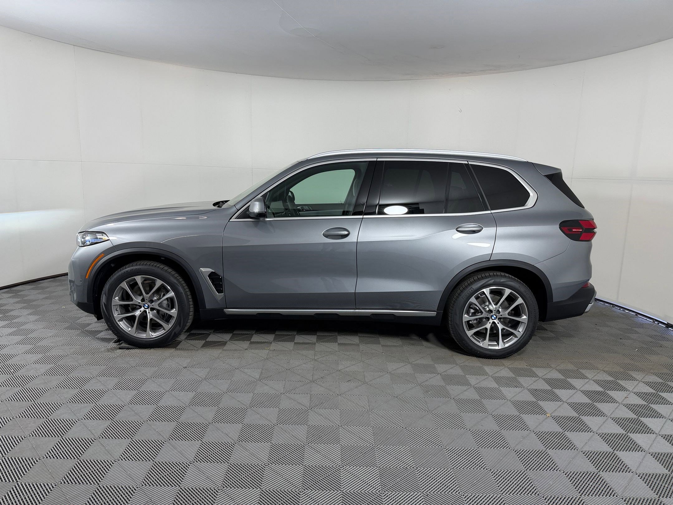 New 2026 BMW X5 xDrive40i w/ Climate Comfort Package AWD/4WD image 2