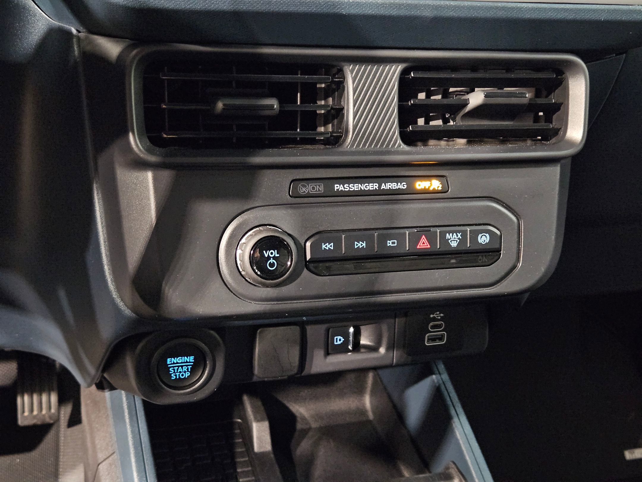 Used 2025 Ford Maverick Lariat w/ Black Appearance Package AWD/4WD image 32