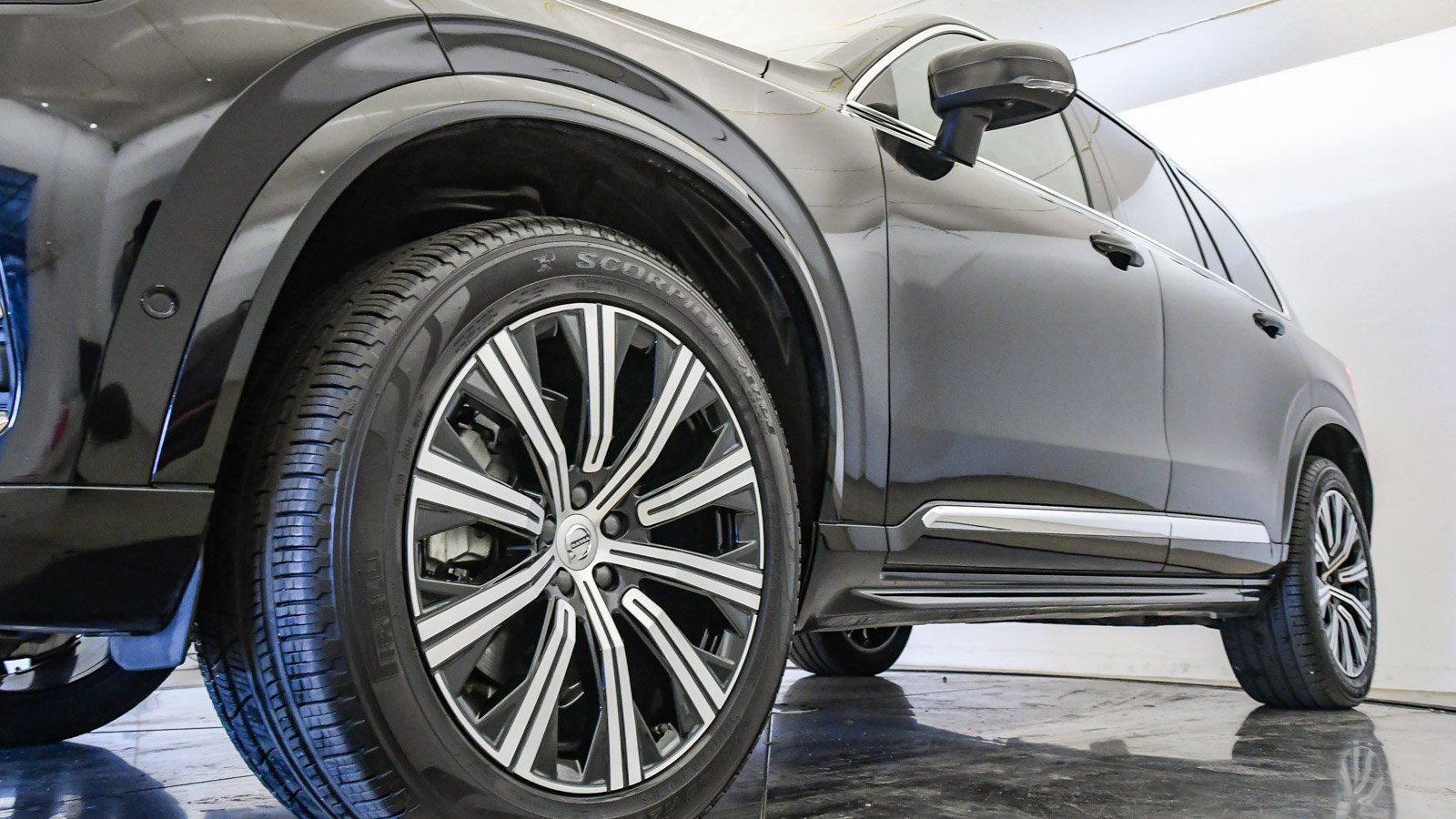 Certified 2025 Volvo XC90 B6 Ultra image 9