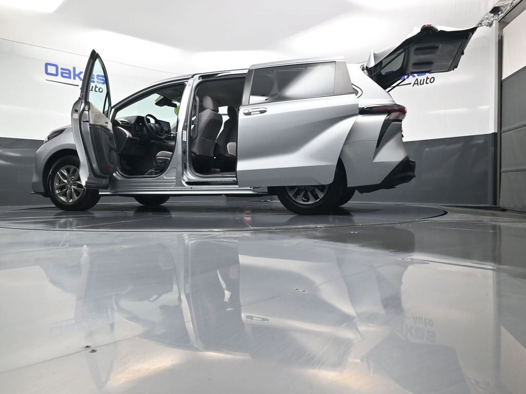 Used 2024 Toyota Sienna LE image 49
