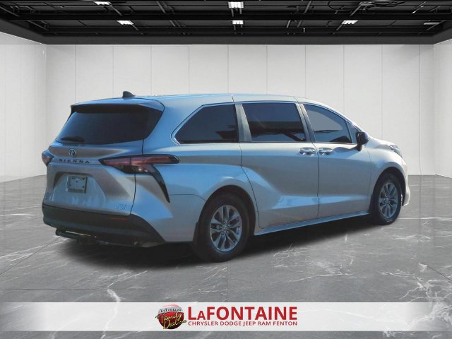 Used 2022 Toyota Sienna XLE AWD/4WD image 5
